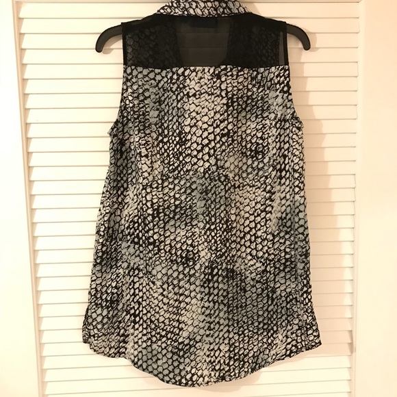 Sleeveless collared blouse - Picture 4 of 5